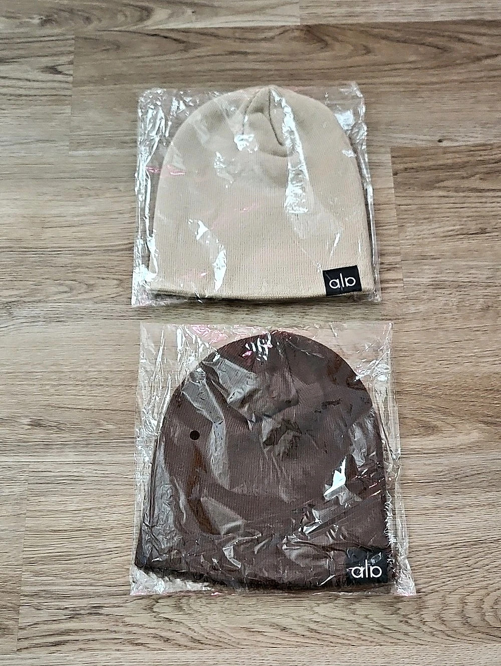 alb Two-Pack Knit Beanies in Brown & Cream NWT